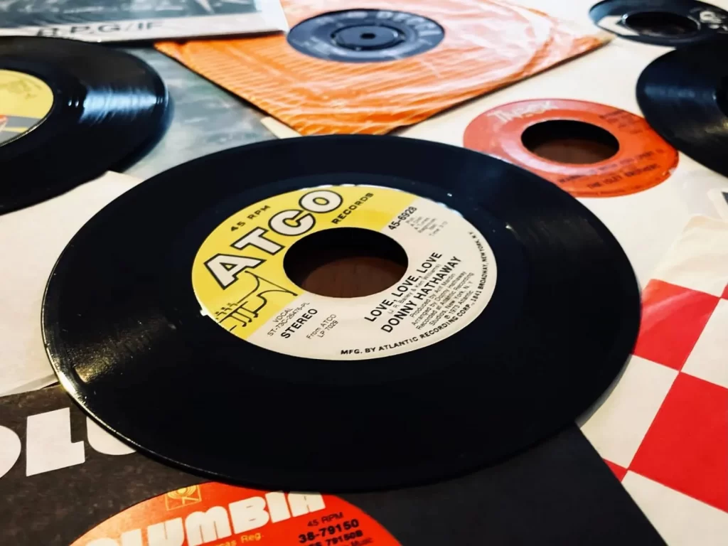 【7インチ】レコードコレクターやDJに人気のドーナツ盤